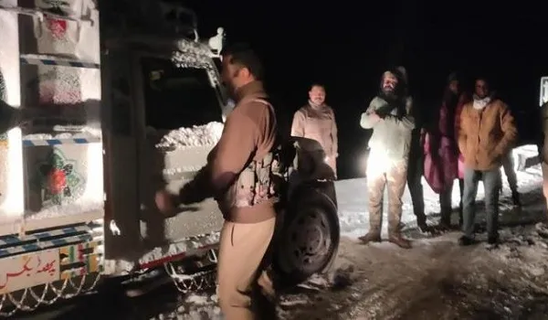 Jammu-Kashmir में मुगल रोड से हटाई बर्फ, फंसे हुए यात्रियों को सुरक्षित निकाला 